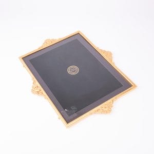إطار صور جداري مطلي بالذهب بتصميم مستوحى من العصر الفيكتوري من إلياس آرتميتال. حجم صغير