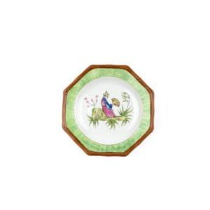صحن زينة مصنوع من البورسلين مُزين بسيدة أنيقة تجلس على غصن، قطعة حصرية لدى "فن الفكرة". متوسط الحجم