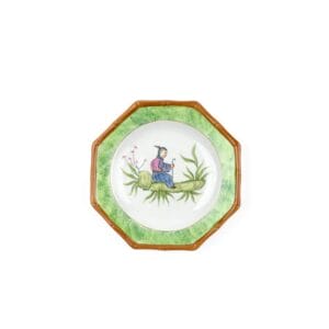 صحن زينة مصنوع من البورسلين مُزين بسيدة أنيقة تجلس على غصن، قطعة حصرية لدى "فن الفكرة". متوسط الحجم