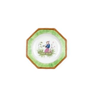 صحن زينة مصنوع من البورسلين مُزين بسيدة أنيقة تجلس على غصن، قطعة حصرية لدى "فن الفكرة". متوسط الحجم