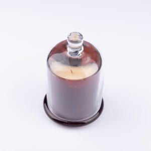 شمعة مُعطرة في وعاء زجاجي باللون البني مع غطاء من زوداكس. صغيرة الحجم